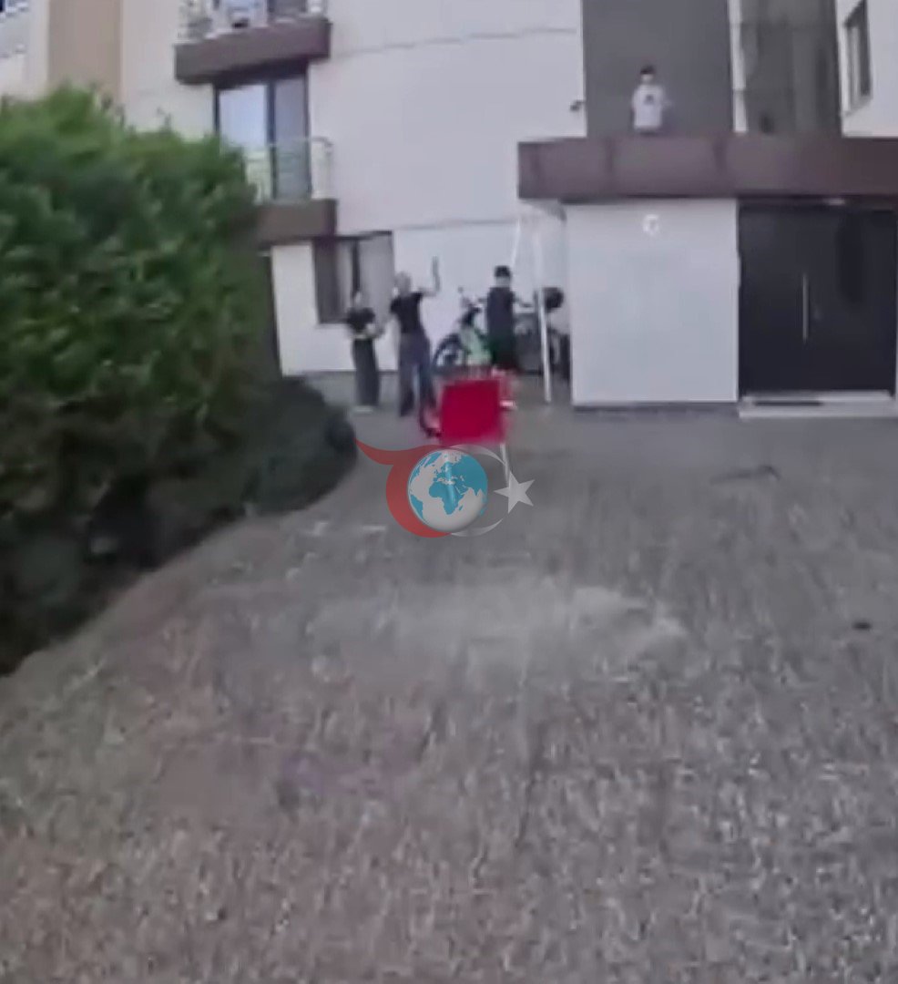 Sipariş Teslimatı Sırasında Kahramanlık: Çatıda Mahsur Kalan Çocuğu Kurtardı