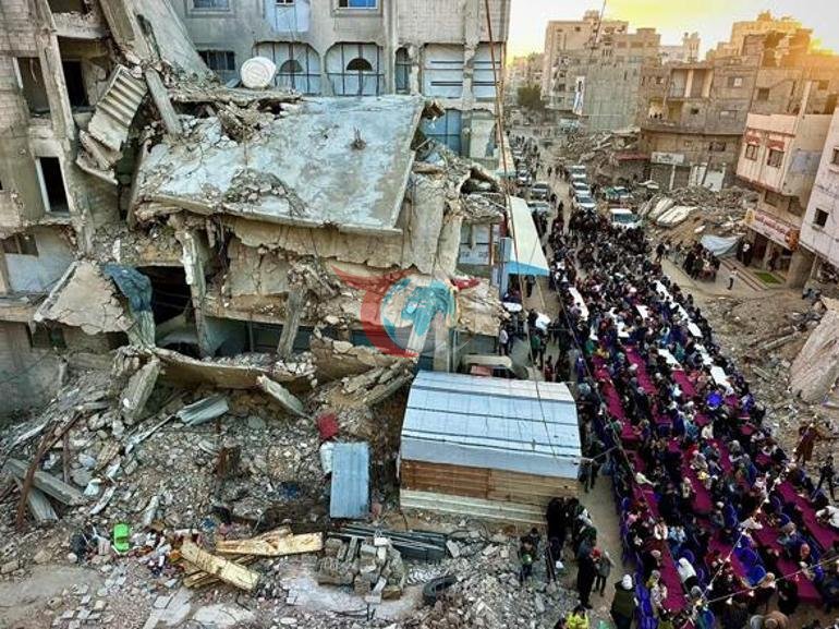 Türk Kızılay Gazze’deki Filistinliler için sokak iftarı düzenledi