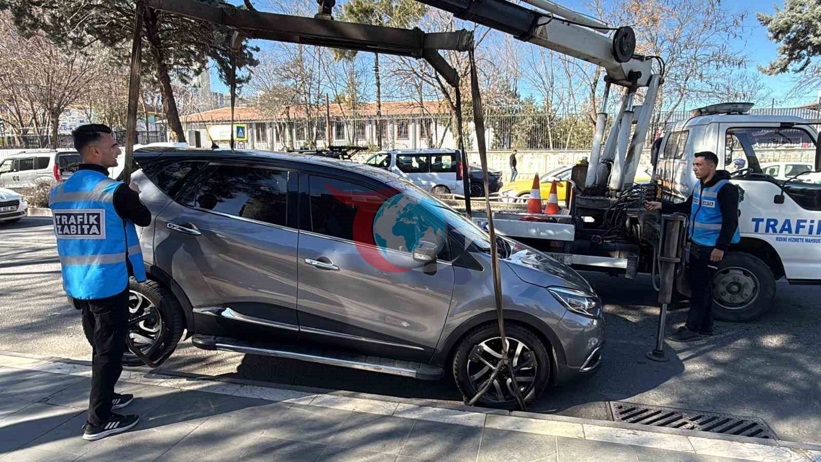 Diyarbakır’da durak önlerine park eden araçlar çekildi