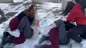 Kız grubundan kan donduran zorbalık Yol kesip, haraç istediler Kız grubundan kan donduran zorbalık Yol kesip, haraç istediler