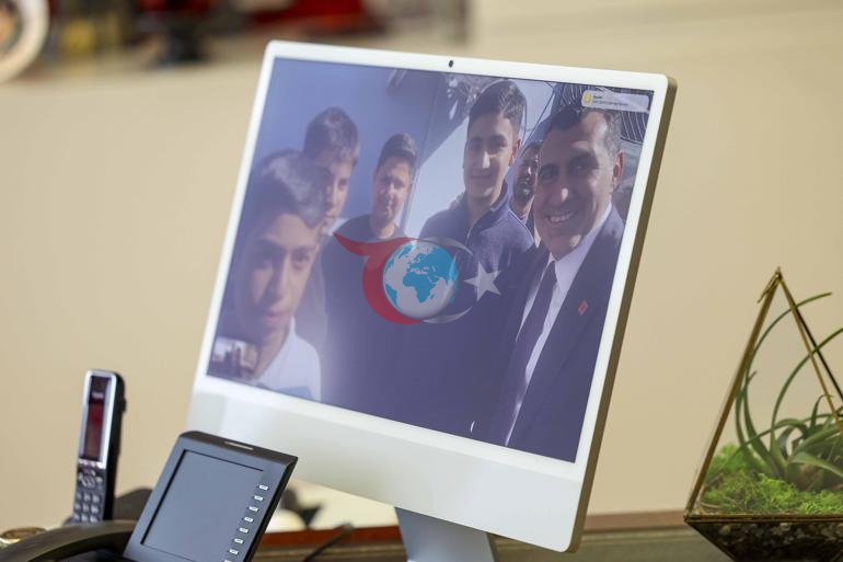 Özgür Özel, Adanada Atatürk büstünü fırtınadan koruyan öğrencilerle görüştü