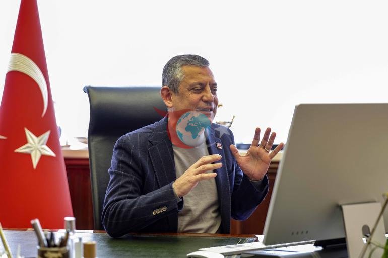 Özgür Özel, Adanada Atatürk büstünü fırtınadan koruyan öğrencilerle görüştü