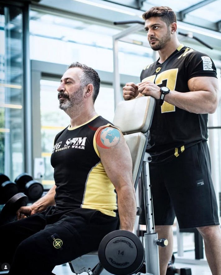 Cem Yılmaz ve spor eğitmeni Sami Hamidi, 2020'de de bu fotoğrafı paylaşmıştı.