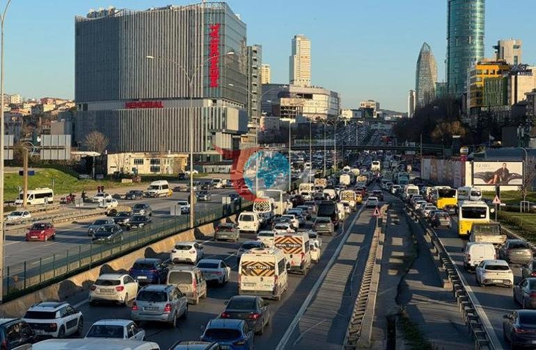 Стамбулда эки жакта да трафиктин азабы Жогорку чеги 85%