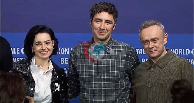 Başrollerini Özgü Namal ve Tansu Biçer'in paylaştığı 'Sarı Zarflar', oynadıkları oyunun galasının ardından siyasi baskılar nedeniyle işlerini kaybeden ve evlilikleri sınanan sanatçı bir çiftin hikâyesini konu alıyor. Filmin yönetmenliğini ise İlker Çatak üstlendi.