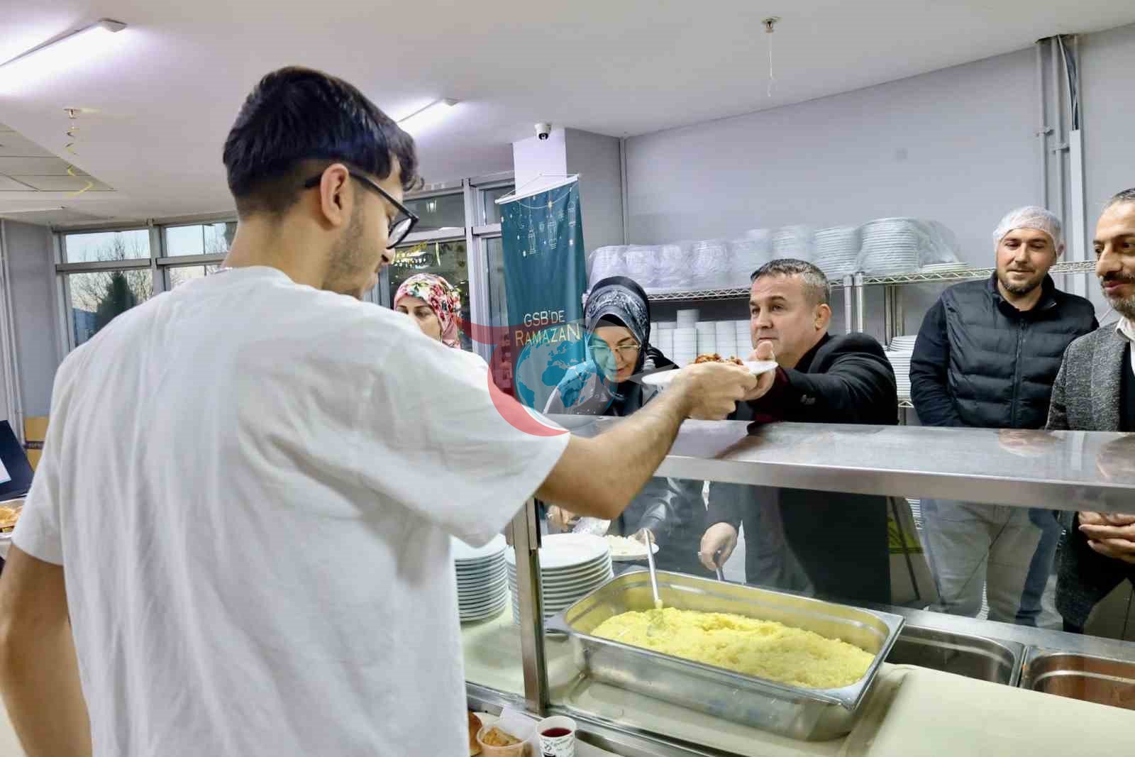 İl Müdürü Ramazan Demir öğrencilere yemek dağıttı