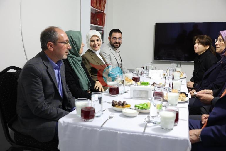 Bakan Göktaş, yeni evine kavuşan ailenin iftar sofrasına misafir oldu