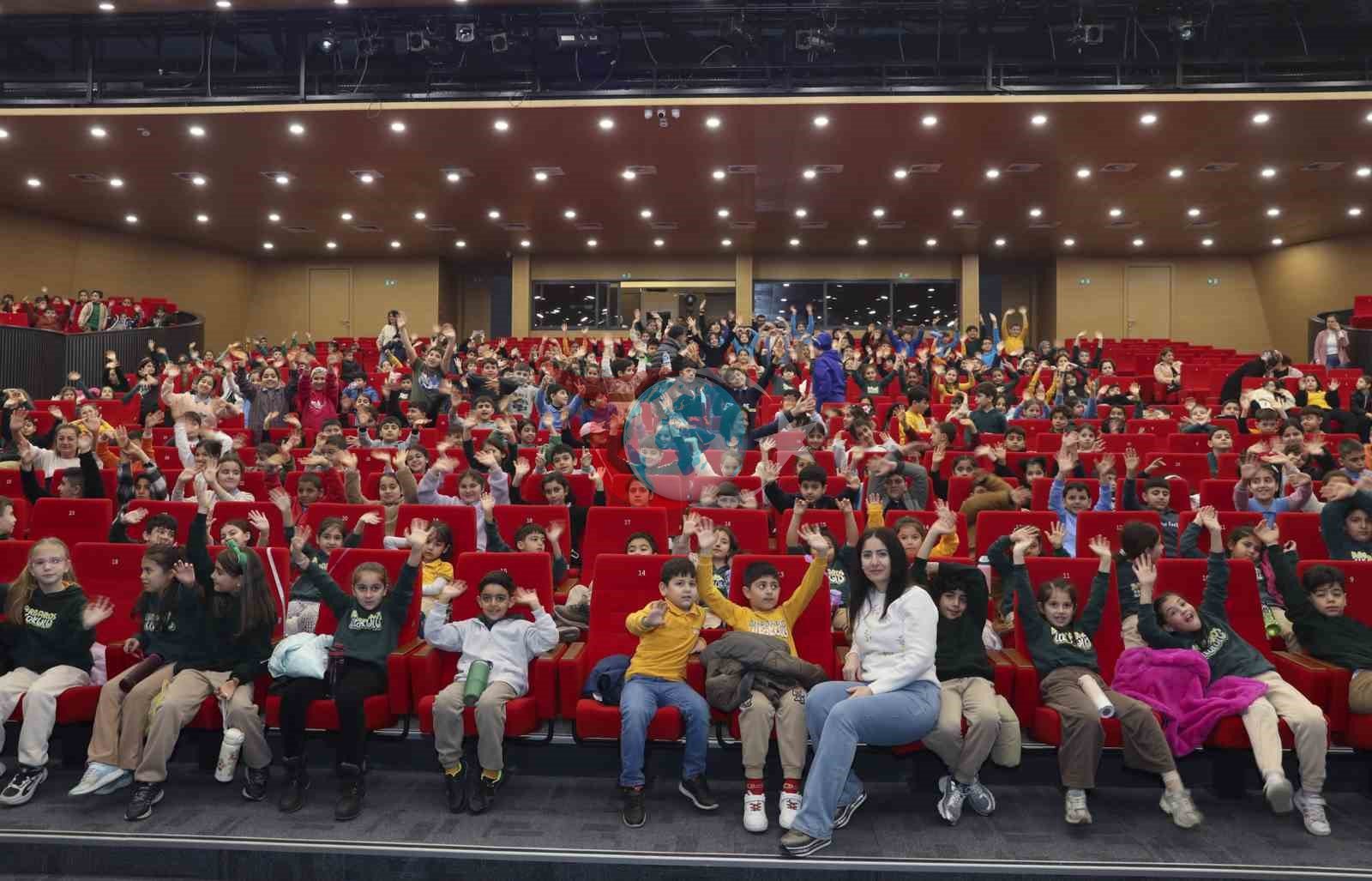 Mersin Şehir Tiyatrosuna küçük ellerden büyük alkış