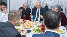 Bakan Ersoy Kฤฑrฤฑkkaleโde vatandaลlarla yรผrรผdรผ, ev sofrasฤฑnda iftar aรงtฤฑ