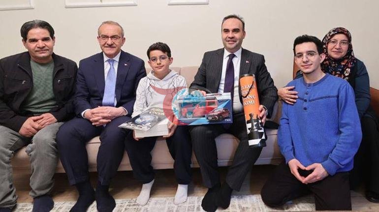 Bakan Kacır, depremzede aile ile iftar yaptı