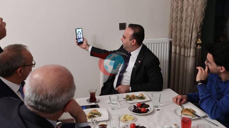 Bakan Kacır, depremzede aile ile iftar yaptı