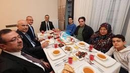 Bakan Kacır, depremzede aile ile iftar yaptı