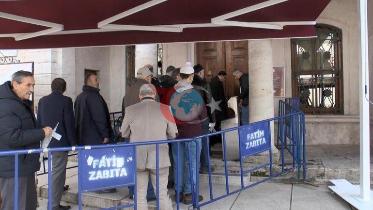 Ziyarete açılan Hırka-i Şerife yoğun ilgi: Muhteşem bir duygu