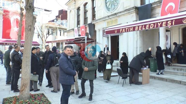 Ziyarete açılan Hırka-i Şerife yoğun ilgi: Muhteşem bir duygu