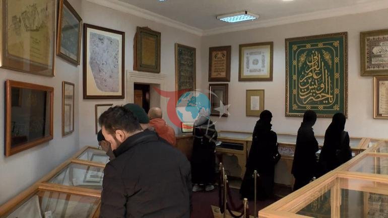 Ziyarete açılan Hırka-i Şerife yoğun ilgi: Muhteşem bir duygu