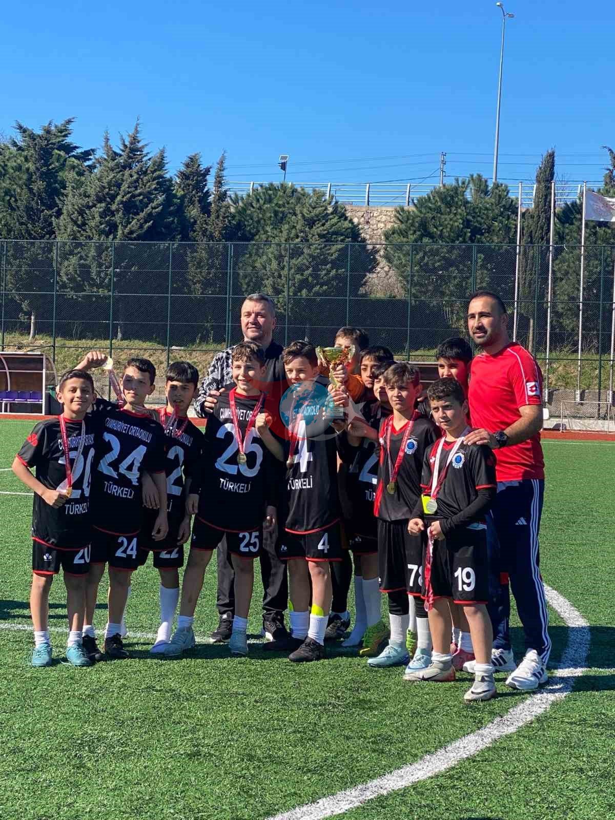 Türkeli Cumhuriyet Ortaokulu, il şampiyonu oldu