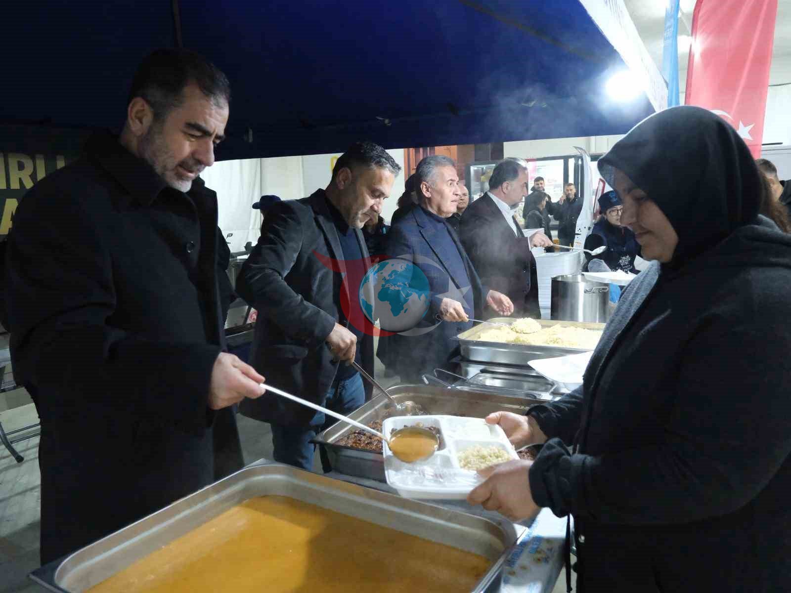 Büyükşehir&rsquo;in iftar sofrasında oruçlar dualarla açıldı