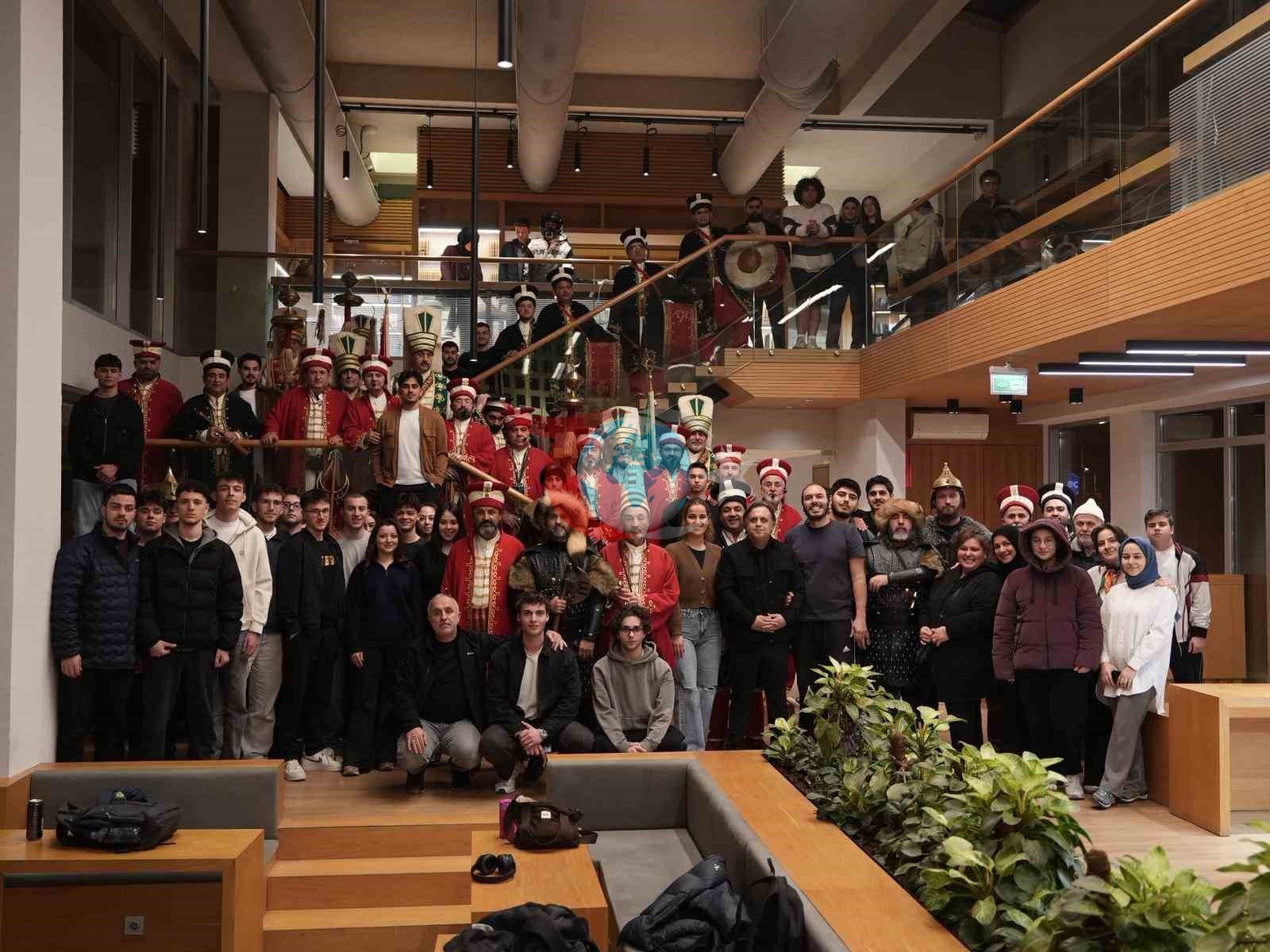 Öğrenciler marşla girdi, mehterle karşılandı