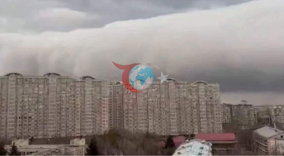 Almatı'nın Üzerini Kaplayan Devasa Bulut Heyecan Yaratıyor