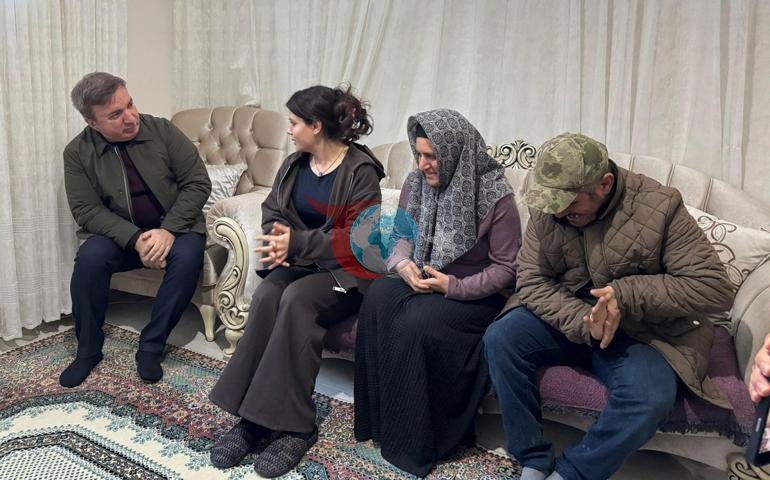 28 yaşındaki Çilem, 2 özel gereksinimli kardeşine hem anne hem baba oldu