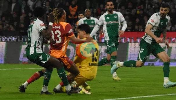 Galatasaray'ın Konyaspor maçında iptal edilen gol pozisyonu