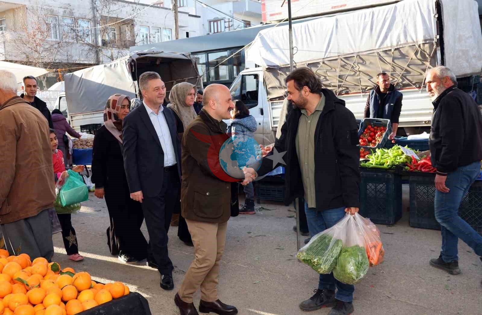Vali Osman Varol semt pazarında vatandaş ve pazarcılarla buluştu