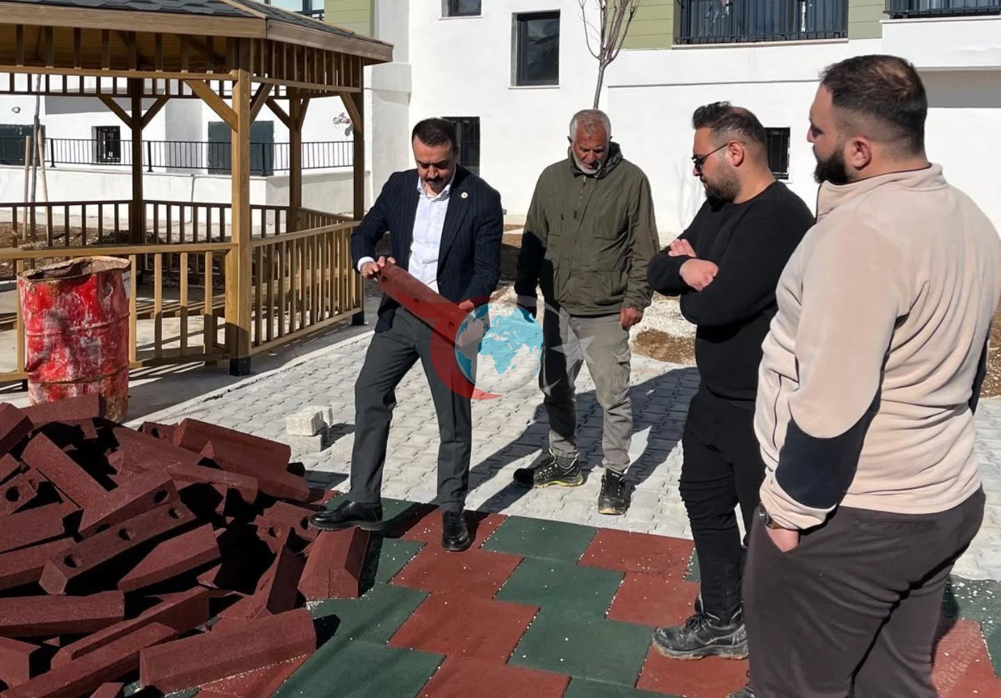 Kaymakam Pelvan deprem konutlarฤฑnda incelemelerde bulundu