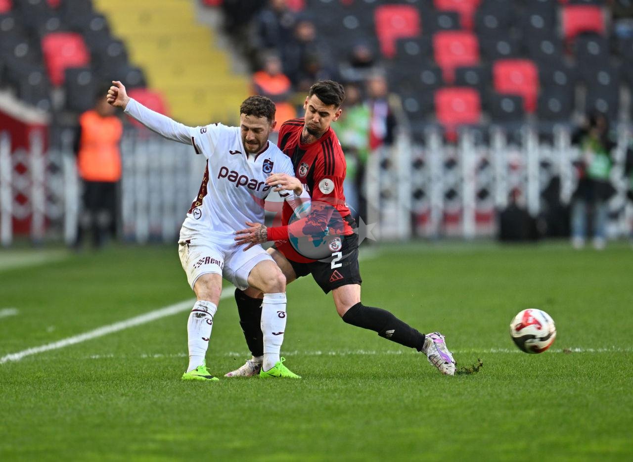 Trendyol Süper Lig'in 23. haftasında Gaziantep FK ile Trabzonspor, Gaziantep Büyükşehir Stadı’nda karşılaştı. Bir pozisyonda Trabzonspor oyuncusu Mustafa Eskihellaç (solda) Gaziantep FK'den Luis Perez (sağda) ile mücadele etti.