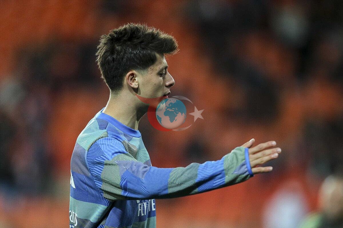 Arda Güler bir maç öncesinde sahada ısınırken.