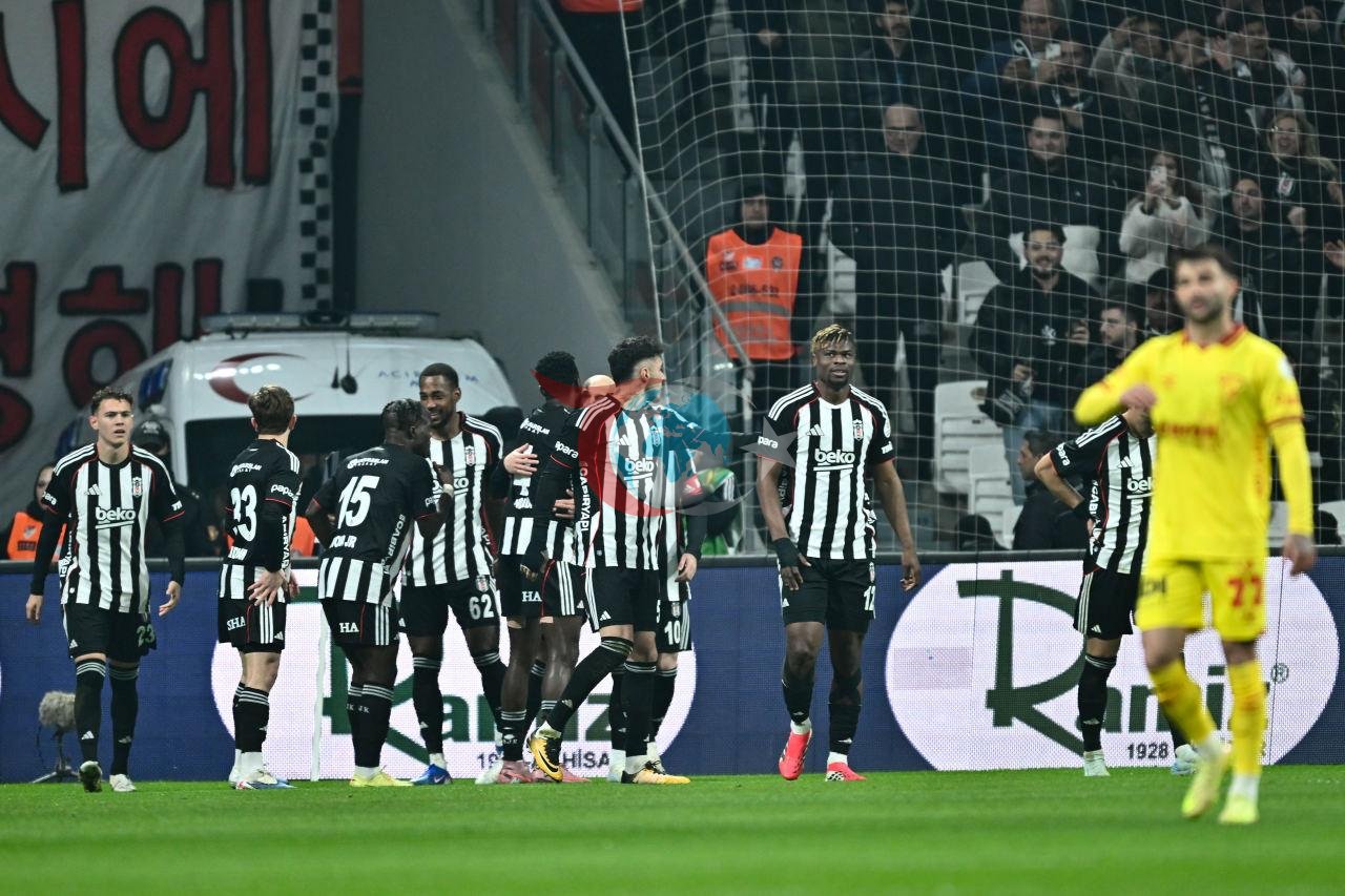 Beşiktaşlı futbolcular Murillo'nun Göztepe'ye attığı golü kutluyor, 22 Şubat 2026
