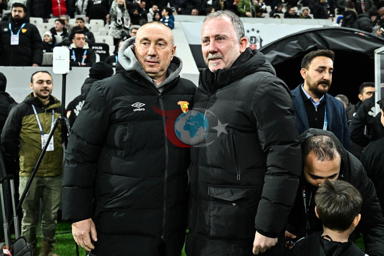 Trendyol Süper Lig'in 23. haftasında Beşiktaş ile Göztepe takımları Tüpraş Stadı'nda karşılaştı. Beşiktaş Teknik Direktörü Sergen Yalçın (sağda) ile Göztepe Teknik Direktörü Stanimir Stoilov (solda) karşılaşma öncesinde selamlaştı.