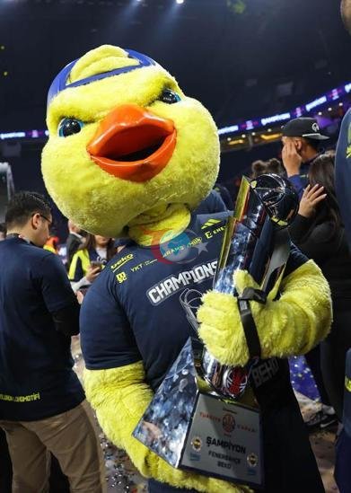 Fenerbahçe Beko kupasını aldı