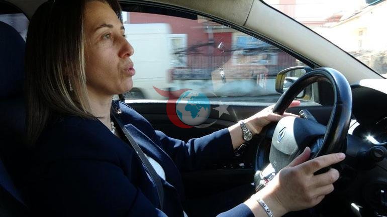 3 çocuk annesi taksici Hacer Topal gece gündüz çalışıyor Merhaba abi deyip biniyorlar