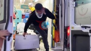 Aksaray’da bıçaklanan 2 kişi sedyeden atlayıp gazetecilere saldırdı