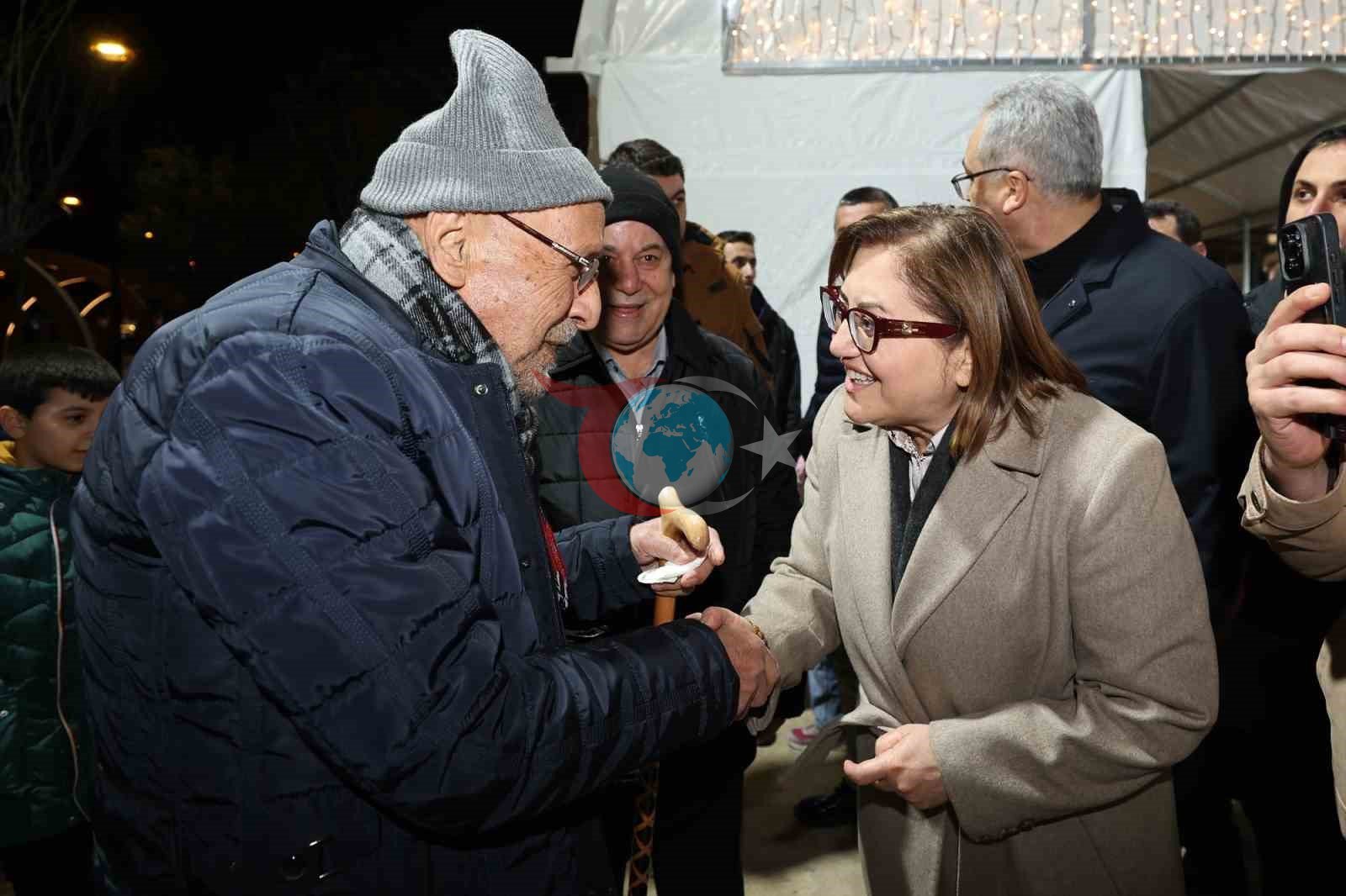 ลahin, vatandaลlarla iftarda buluลtu