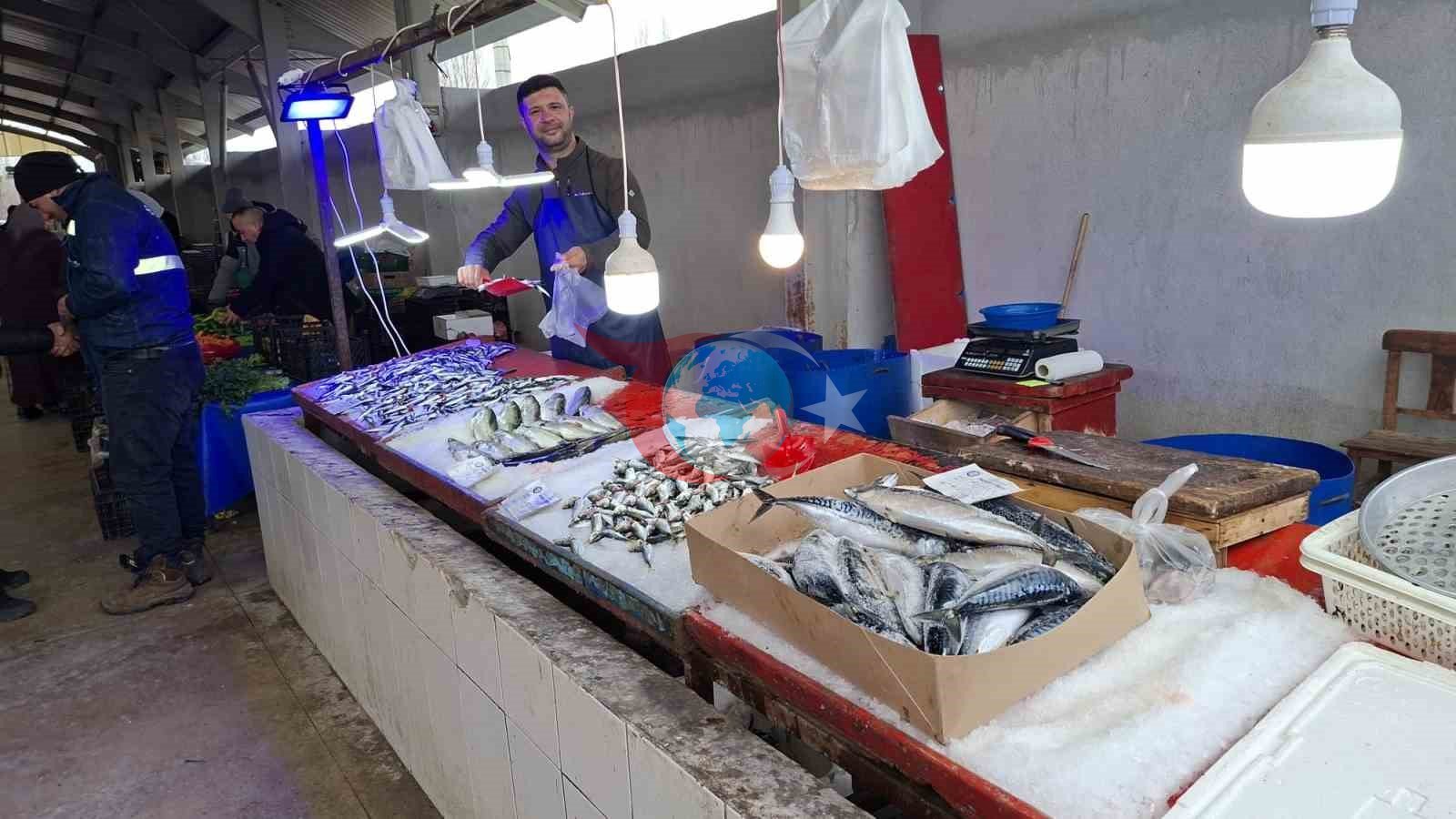 Bu aile üyeleri 60 yıldır ilçe pazarlarında balık satışı yapıyor
