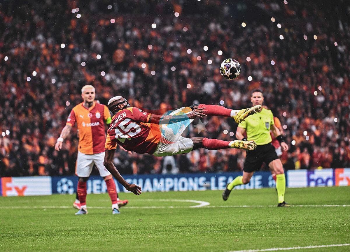 Victor Osimhen'in bir pozisyonda kaleye çıkarttığı şut.