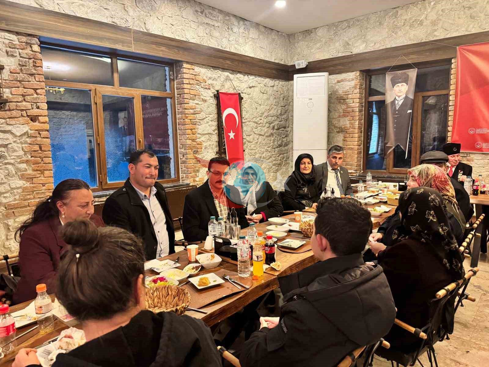 Emirdaฤโda ลehit yakฤฑnlarฤฑ ve gaziler โBรผyรผk Aile Sofrasฤฑโnda buluลtu