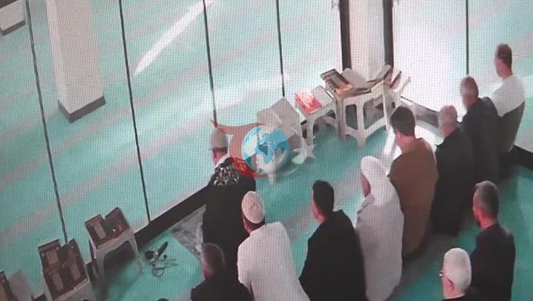 Cami iรงinde panik Tavan alรงฤฑsฤฑ namaz sฤฑrasฤฑnda cemaatin รผstรผne dรผลtรผ