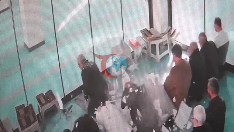 Cami iรงinde panik Tavan alรงฤฑsฤฑ namaz sฤฑrasฤฑnda cemaatin รผstรผne dรผลtรผ