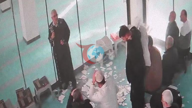 Cami iรงinde panik Tavan alรงฤฑsฤฑ namaz sฤฑrasฤฑnda cemaatin รผstรผne dรผลtรผ