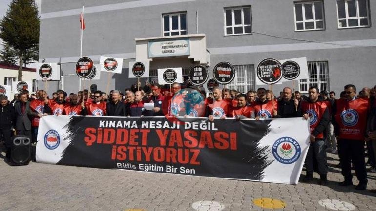 Ahlatta dehşete düşüren görüntü 2 okul müdürüne saldırdı