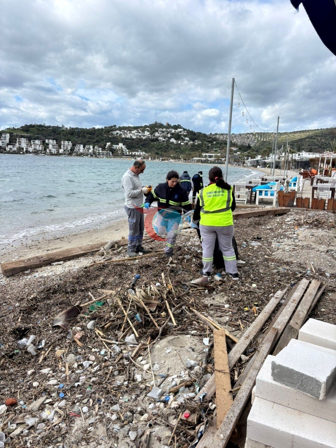 Belediye ekiplerinden fırtına ve yağmur sonrası kapsamlı temizlik