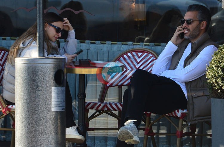 Ünlü çift telefonu bir an olsun ellerinden düşürmedi - Resim : 2