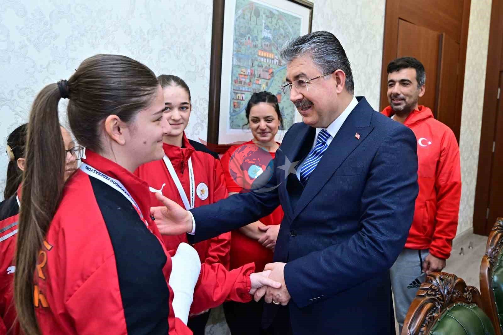 Vali Yılmaz, işitme engelli taekwondo sporcuları ile bir araya geldi