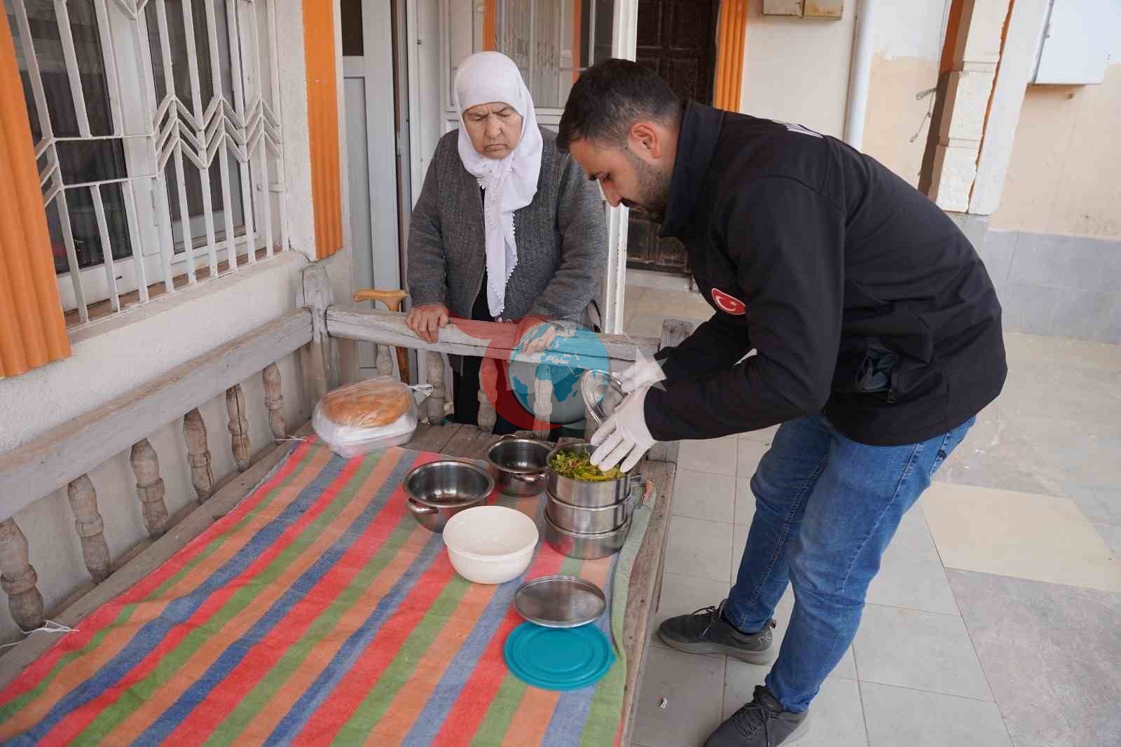 Belediyenin sıcak yemek hizmeti devam ediyor