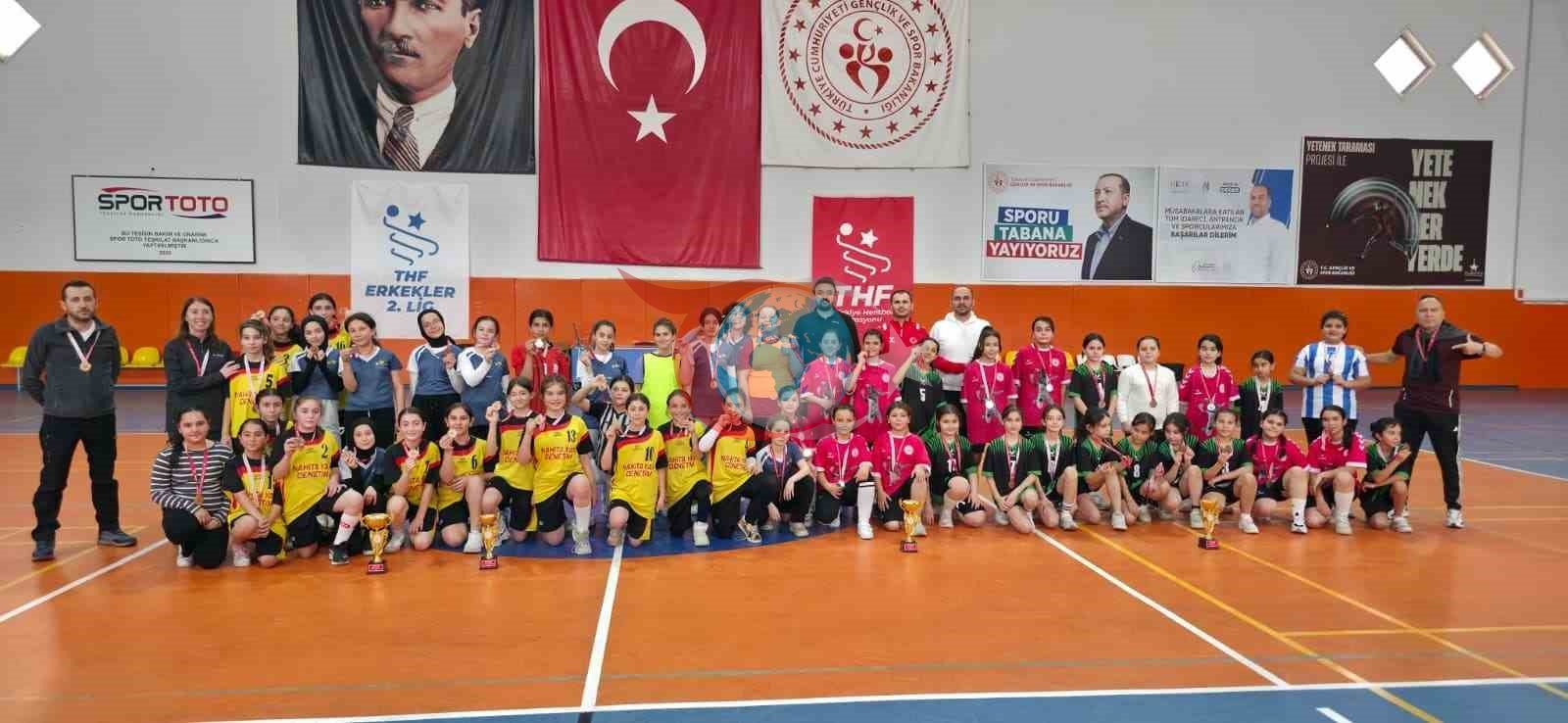 Okul Sporları Küçükler Hentbol Müsabakaları sona erdi