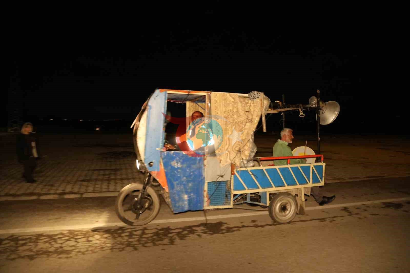 Ramazan davulcusundan hem geleneksel hem teknolojik yöntem