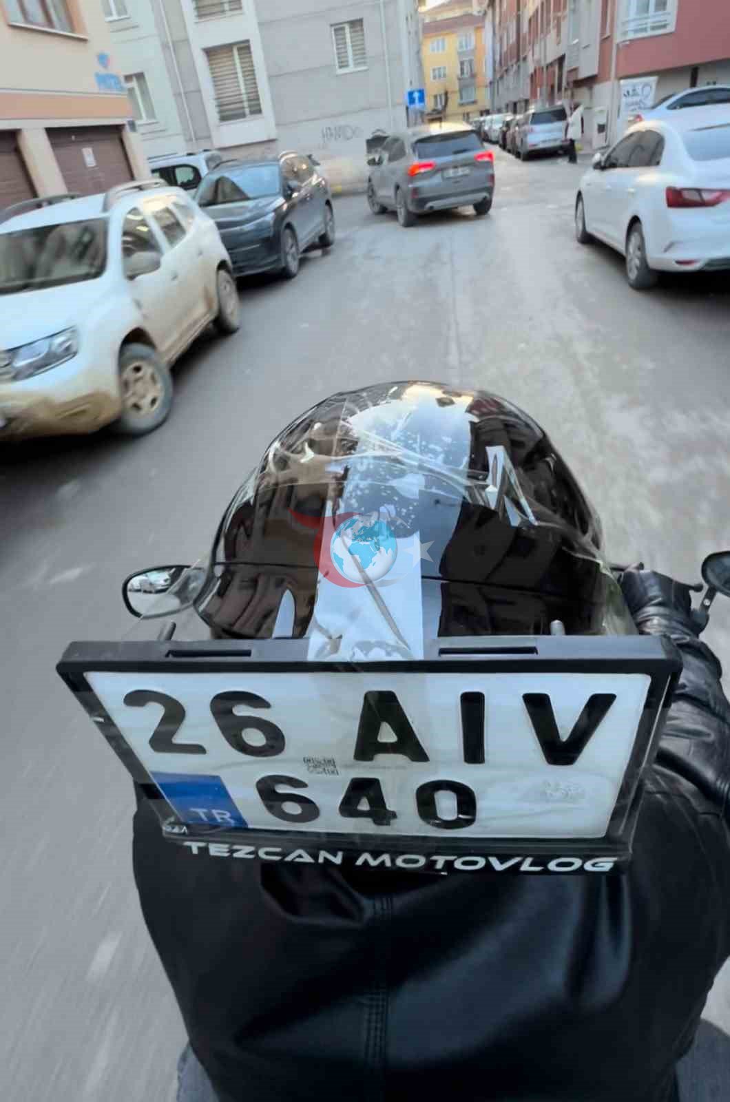 Düşen plakasını kaskına bantlayıp yoluna devam ettim