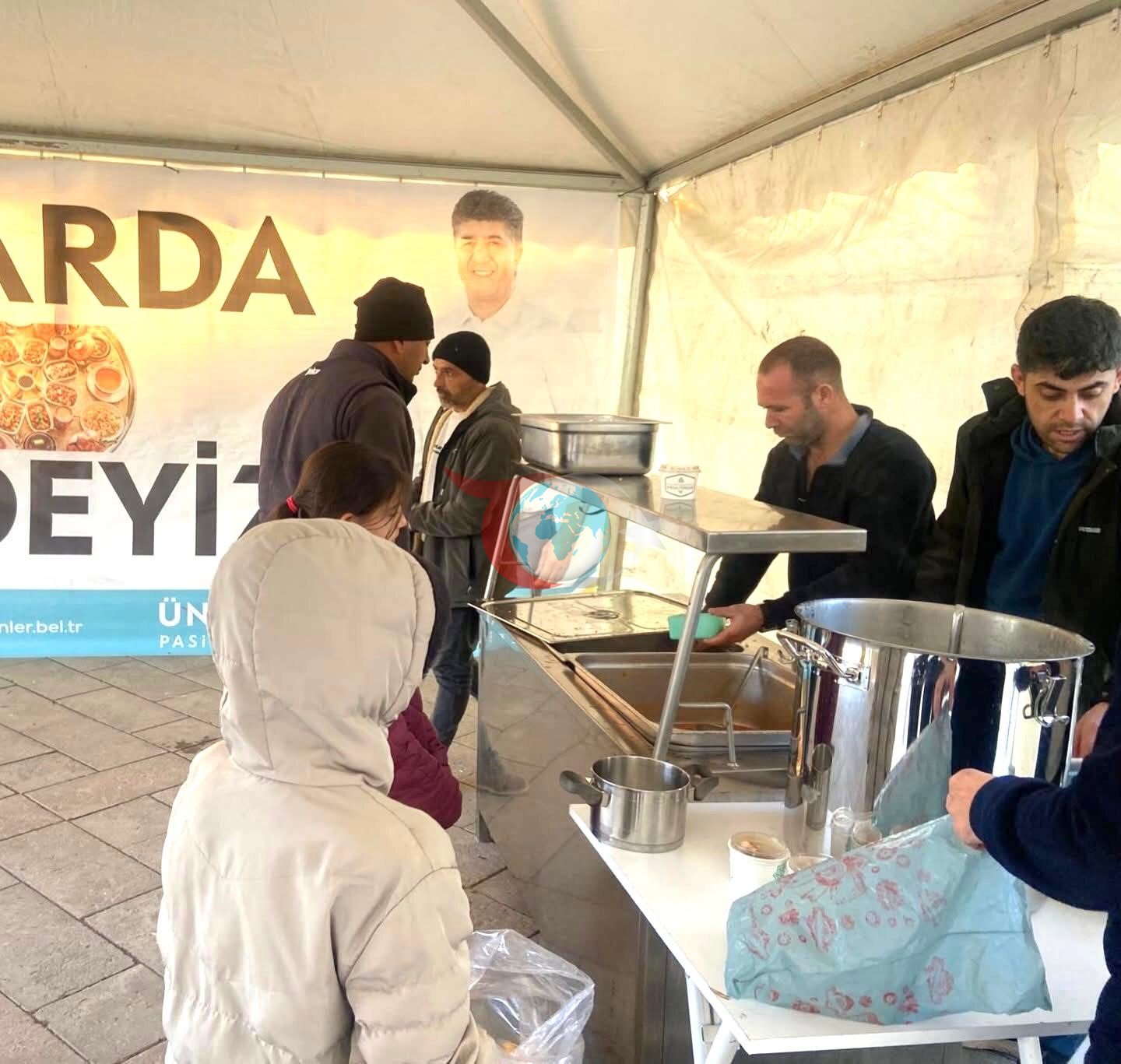 Pasinler Belediyesi’nden vatandaşa sıcak yemek ikramı